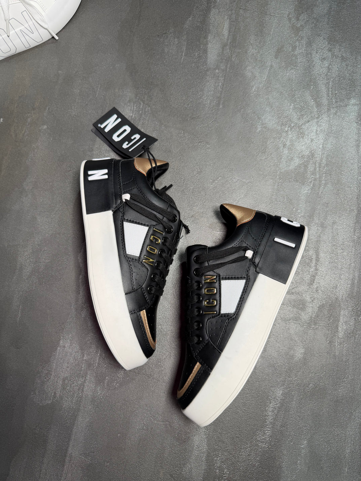 Sneakers black/gold ICON