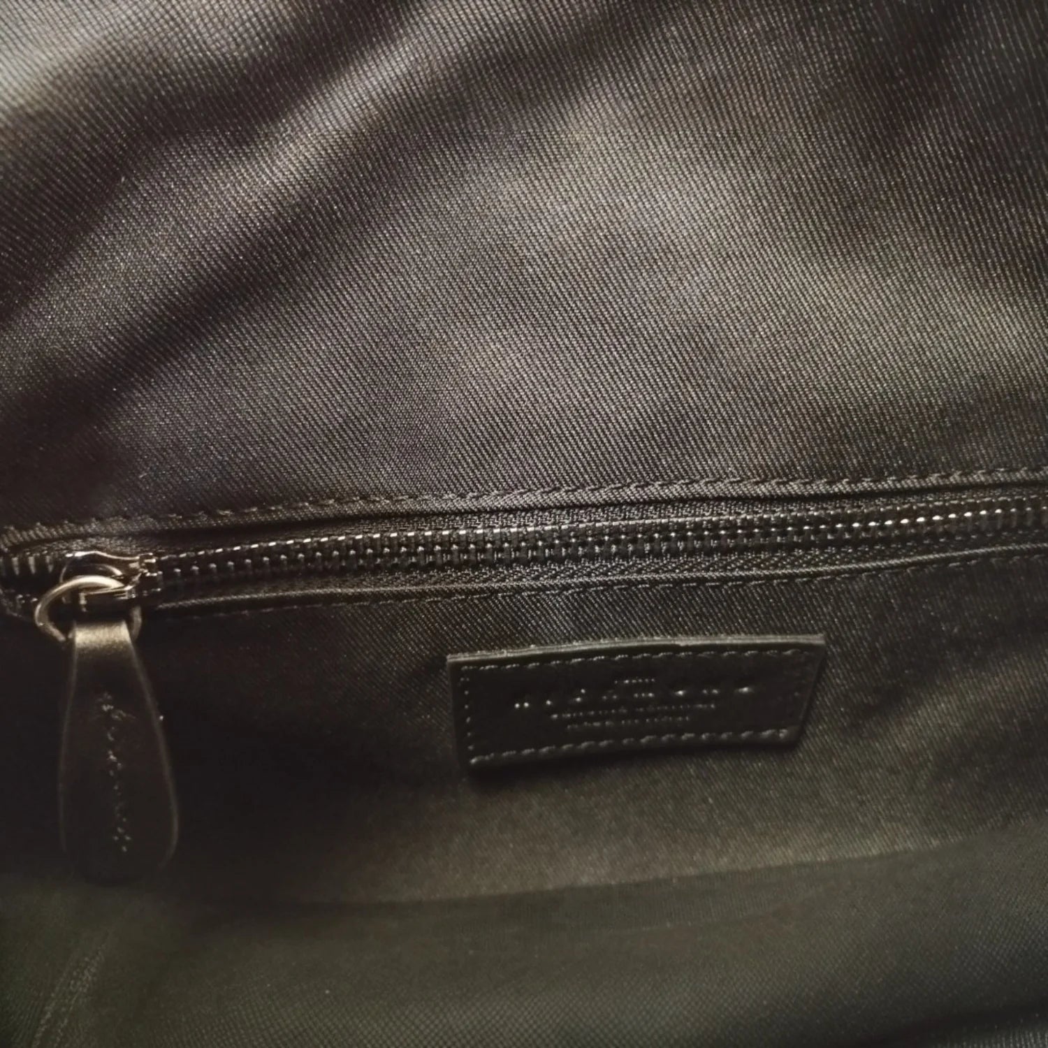 John Richmond Borsa a Spalla L Donna in Pelle Nera e Metalleria Argento con Tracolla in Tessuto Logo